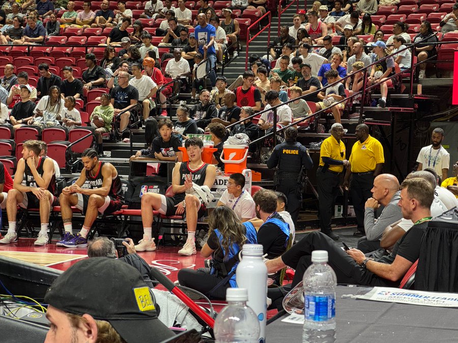 开云平台-性格真好！队记晒照，杨瀚森配合记者们比✌️拍照