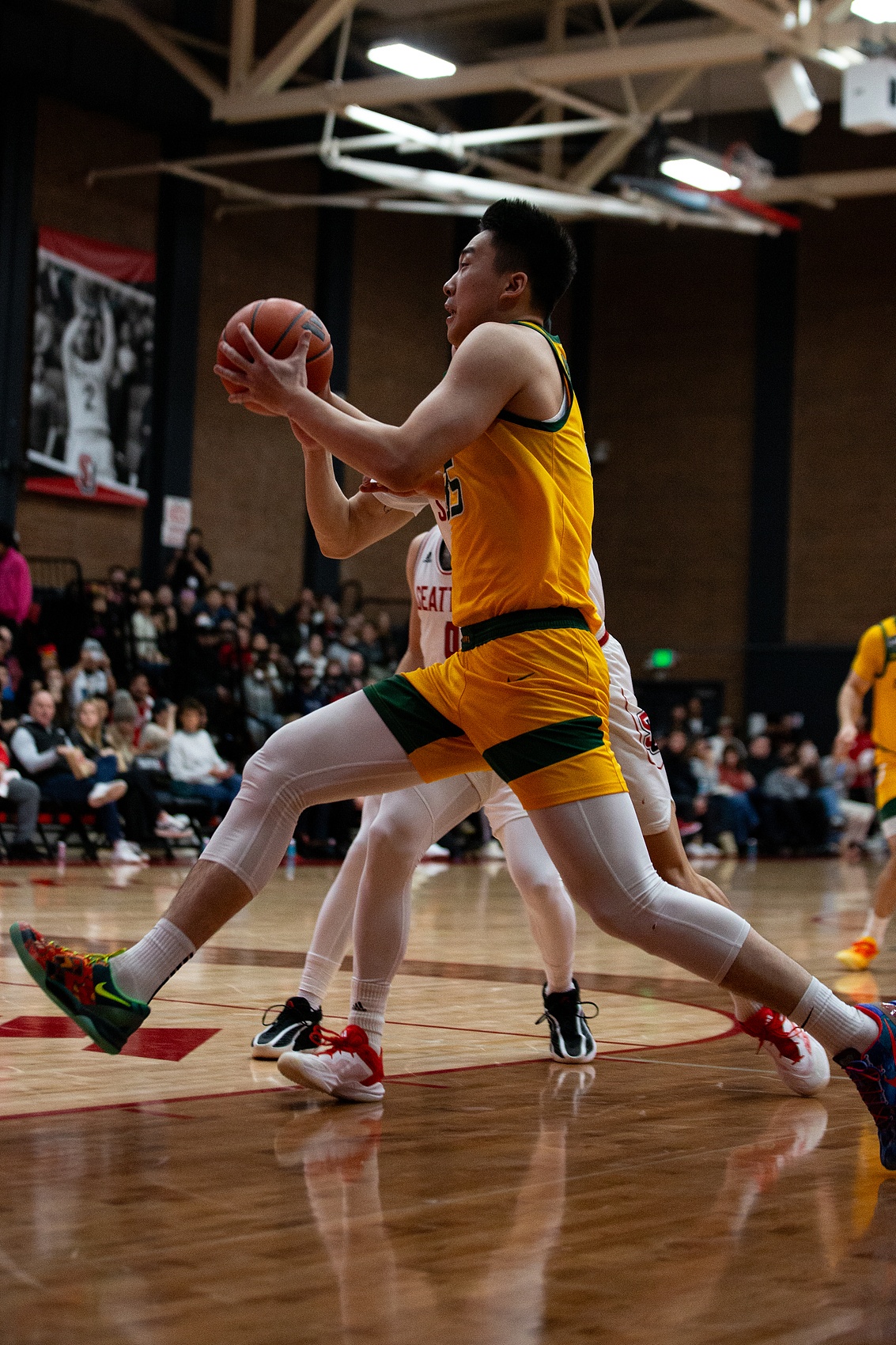 王俊杰防守出彩拿下6分3板1助2断2帽+正负值+11 赵维伦1犯规1失误